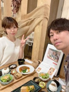 カットの前に寄ったカフェで📷✨ 「淡路島でも、こんなふうにお客様とゆったり過ごせる時間を大切にしたいと思っています。」