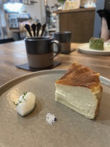 淡路島カフェ「コハルビヨリ」のバスクチーズケーキ