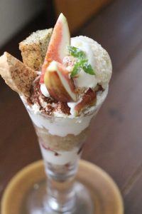 淡路島カフェ椛の期間限定パフェ「いちぢくと塩バニラ・ココナッツのグラノーラパフェ」